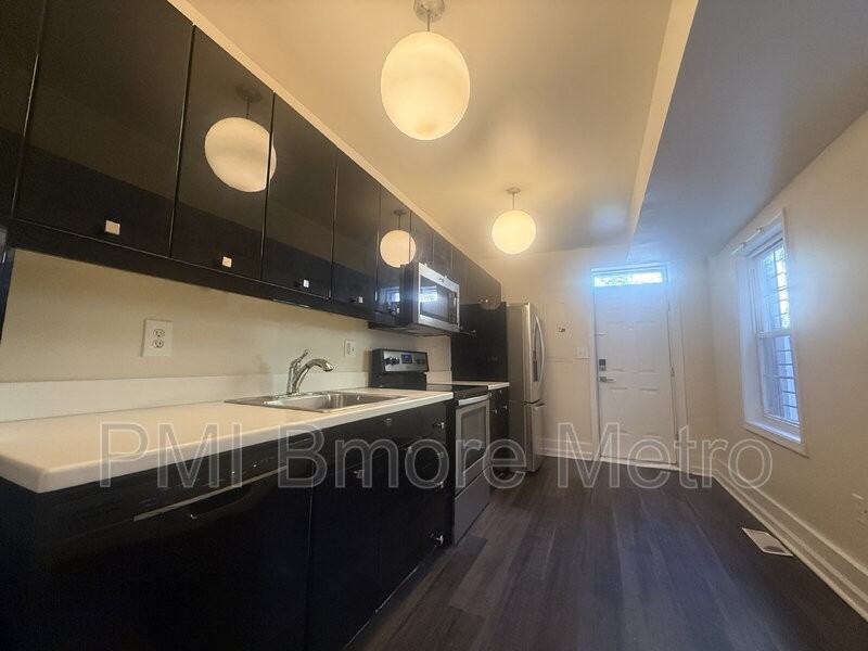 906 W Lombard St - Photo 3 of 15