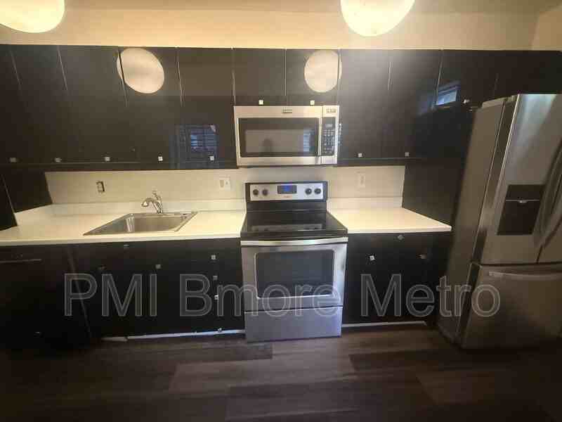 906 W Lombard St - Photo 4 of 15