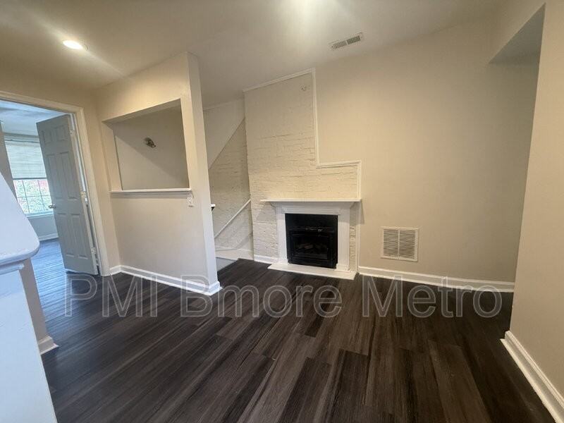 906 W Lombard St - Photo 5 of 15