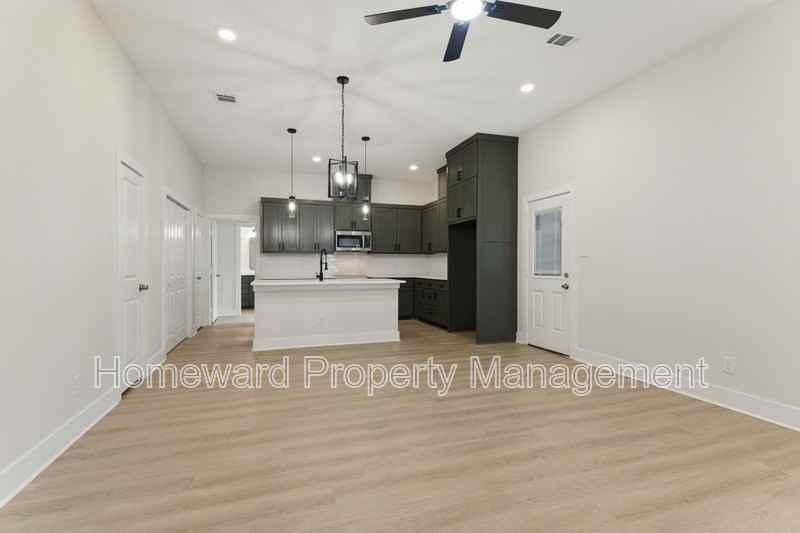 8007 Doreen Ave - Photo 3 of 12