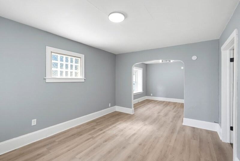 970 Mercer Ave - Photo 2 of 10