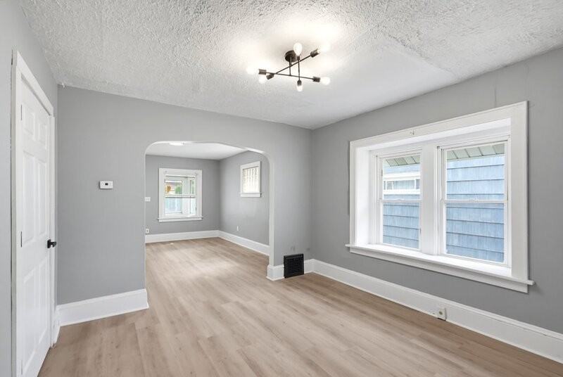 970 Mercer Ave - Photo 3 of 10