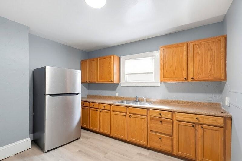 970 Mercer Ave - Photo 4 of 10