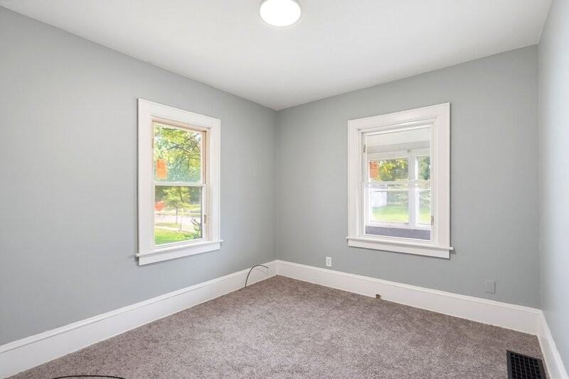 970 Mercer Ave - Photo 5 of 10