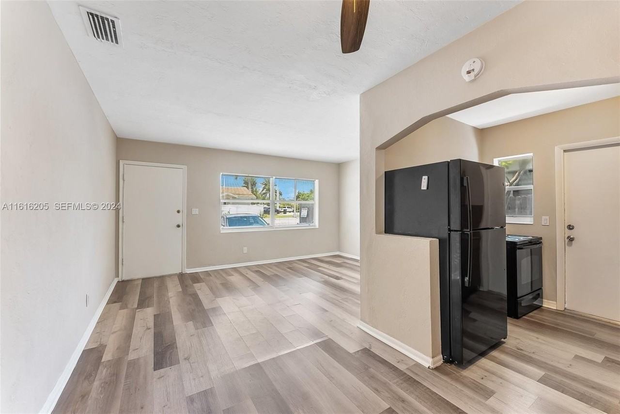 1142 Ne 15th Ave #B - Photo 3 of 11