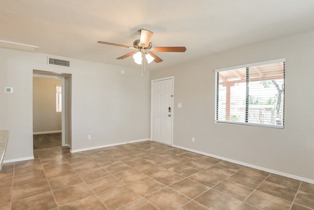 1018 N Columbus Blvd - Photo 4 of 16