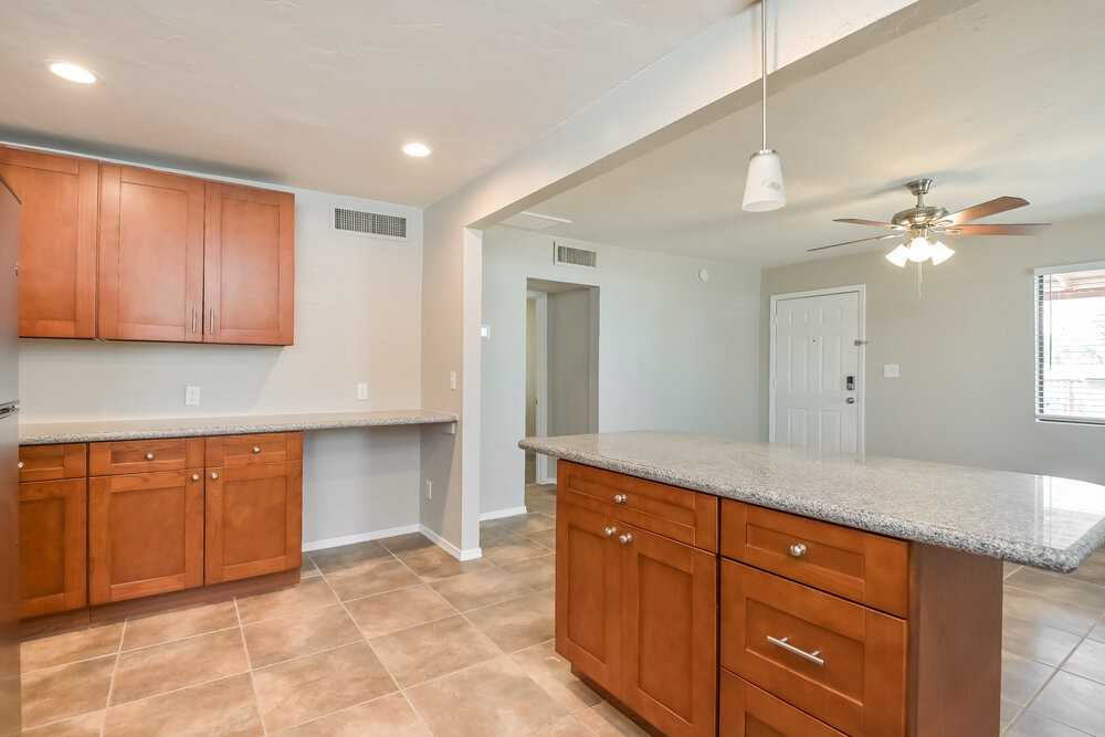 1018 N Columbus Blvd - Photo 5 of 16