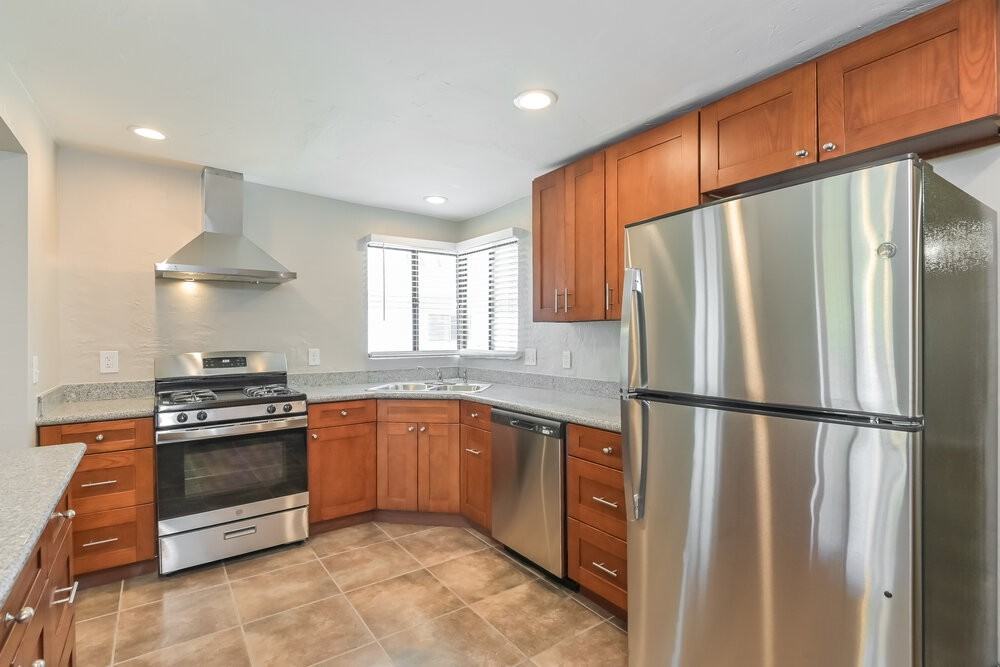 1018 N Columbus Blvd - Photo 6 of 16