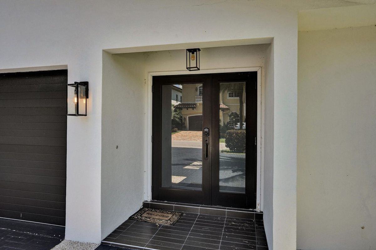 933 Banyan Dr - Photo 3 of 5
