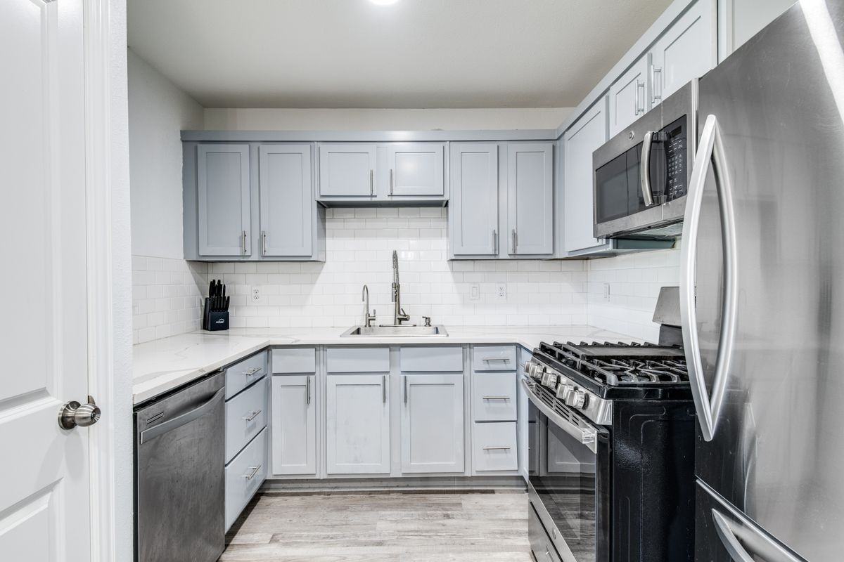 2427 Tolosa Dr - Photo 4 of 9