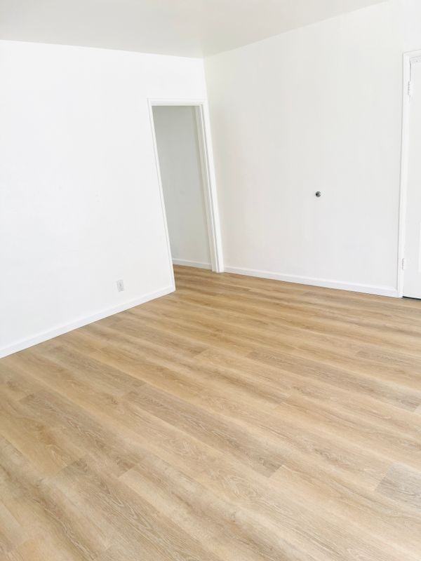 5754 Vineland Ave - Photo 5 of 26