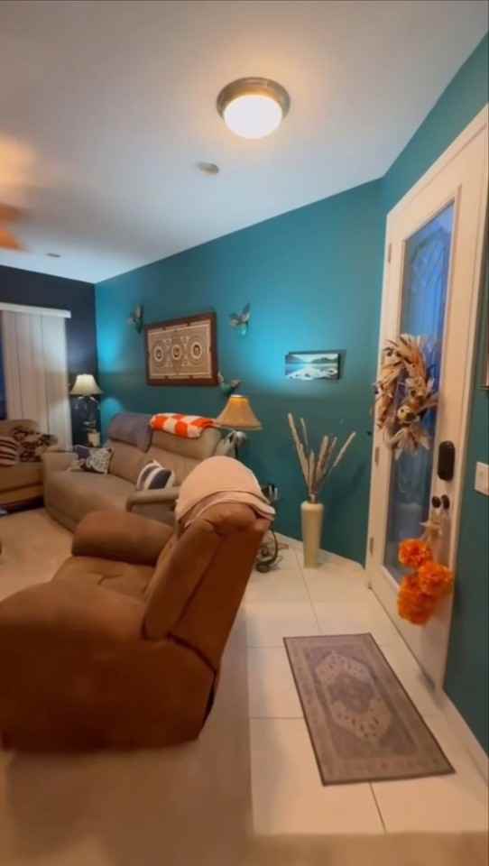 21129 Diamonte Dr - Photo 4 of 10