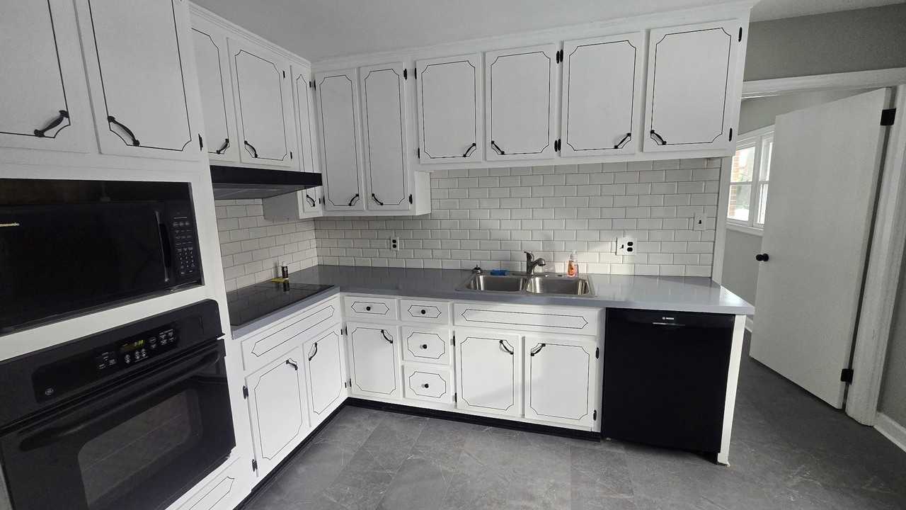 6303 Stockbridge Ct - Photo 4 of 18