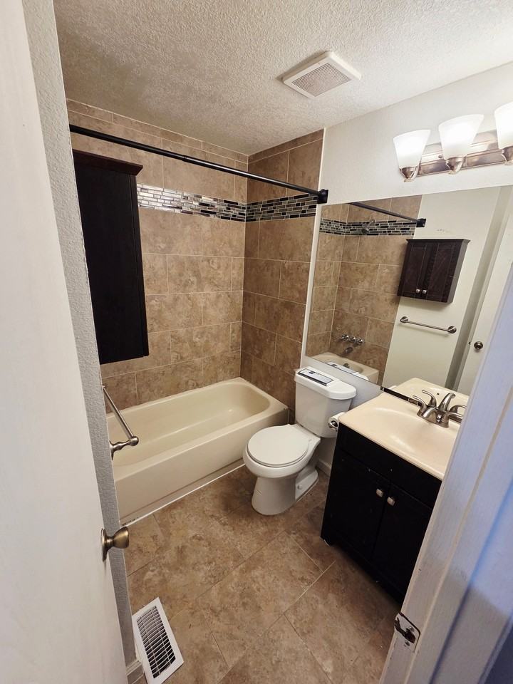 165 S Sable Blvd #R20 - Photo 5 of 12