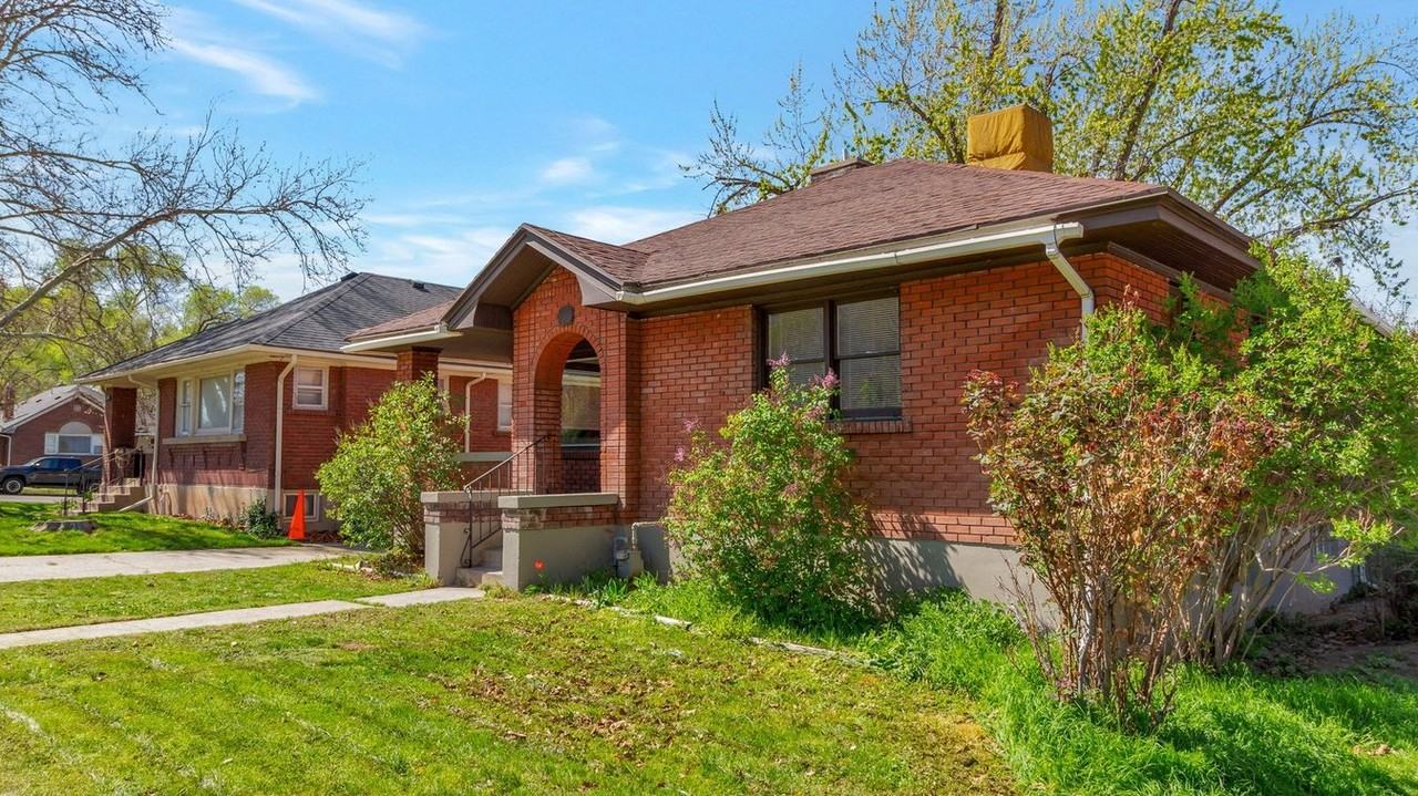 2979 Jackson Ave - Photo 3 of 16