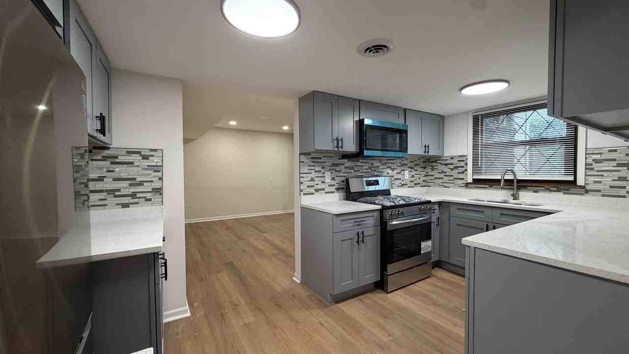 619 E 13th St - Photo 3 of 13
