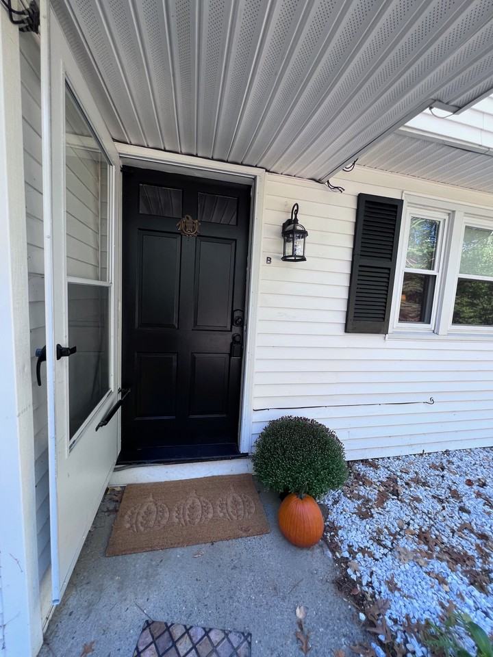 1049 Mammoth Rd #B - Photo 2 of 14