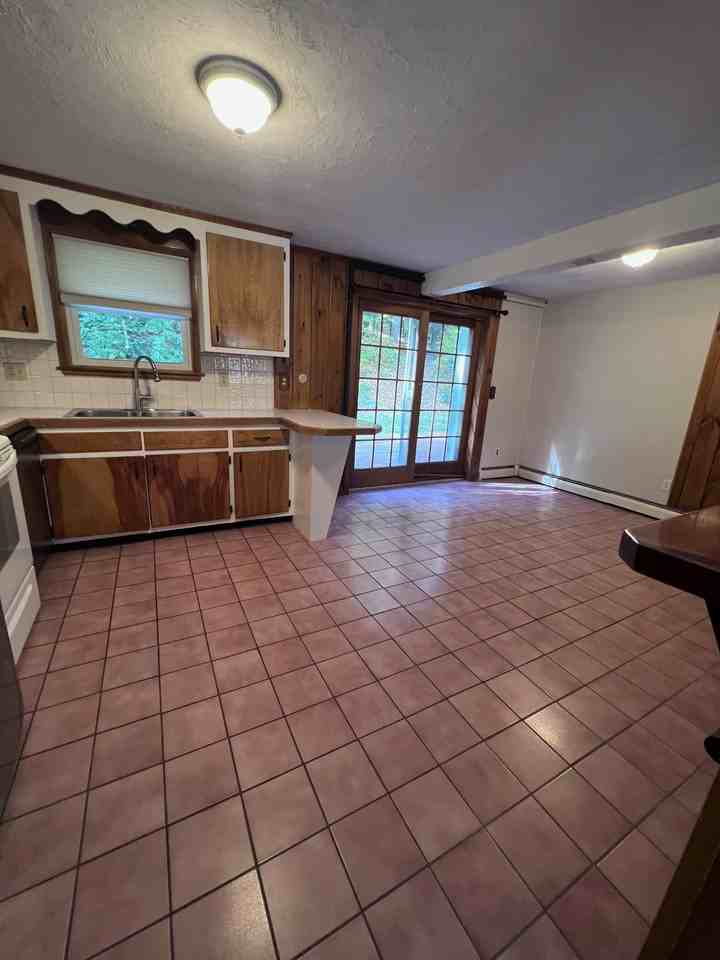 1049 Mammoth Rd #B - Photo 5 of 14