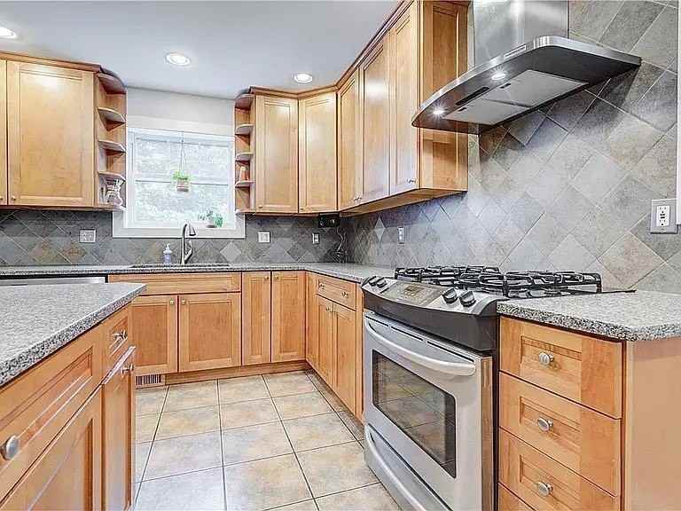 83 Dewey Ave - Photo 4 of 40