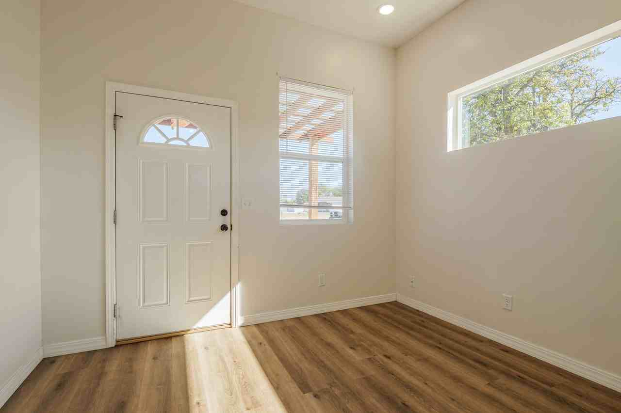 303 Mountain View St #A - Photo 2 of 10