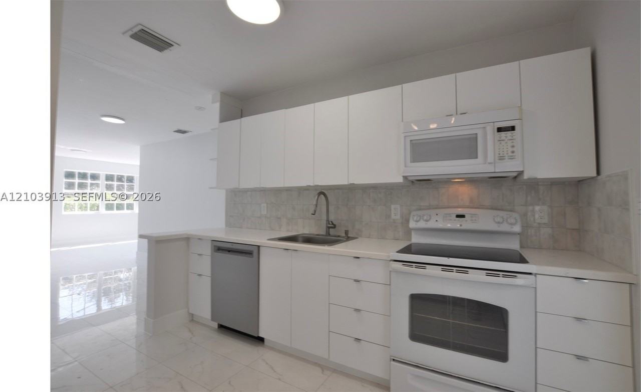 10504 Sw 77th Ct #10504 - Photo 4 of 15