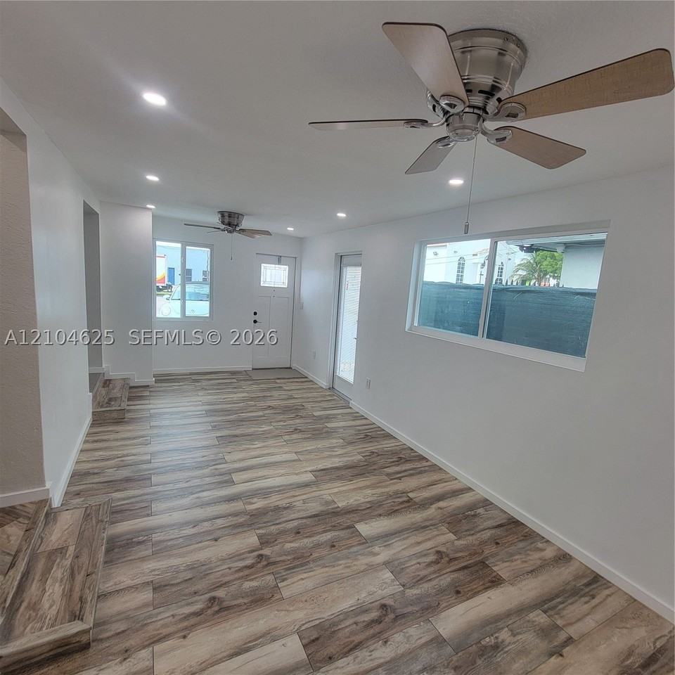 1039 W 23rd St - Photo 3 of 25