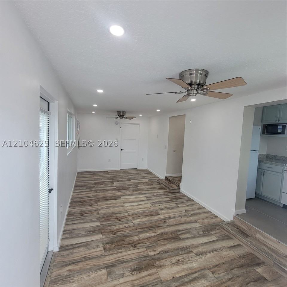 1039 W 23rd St - Photo 4 of 25