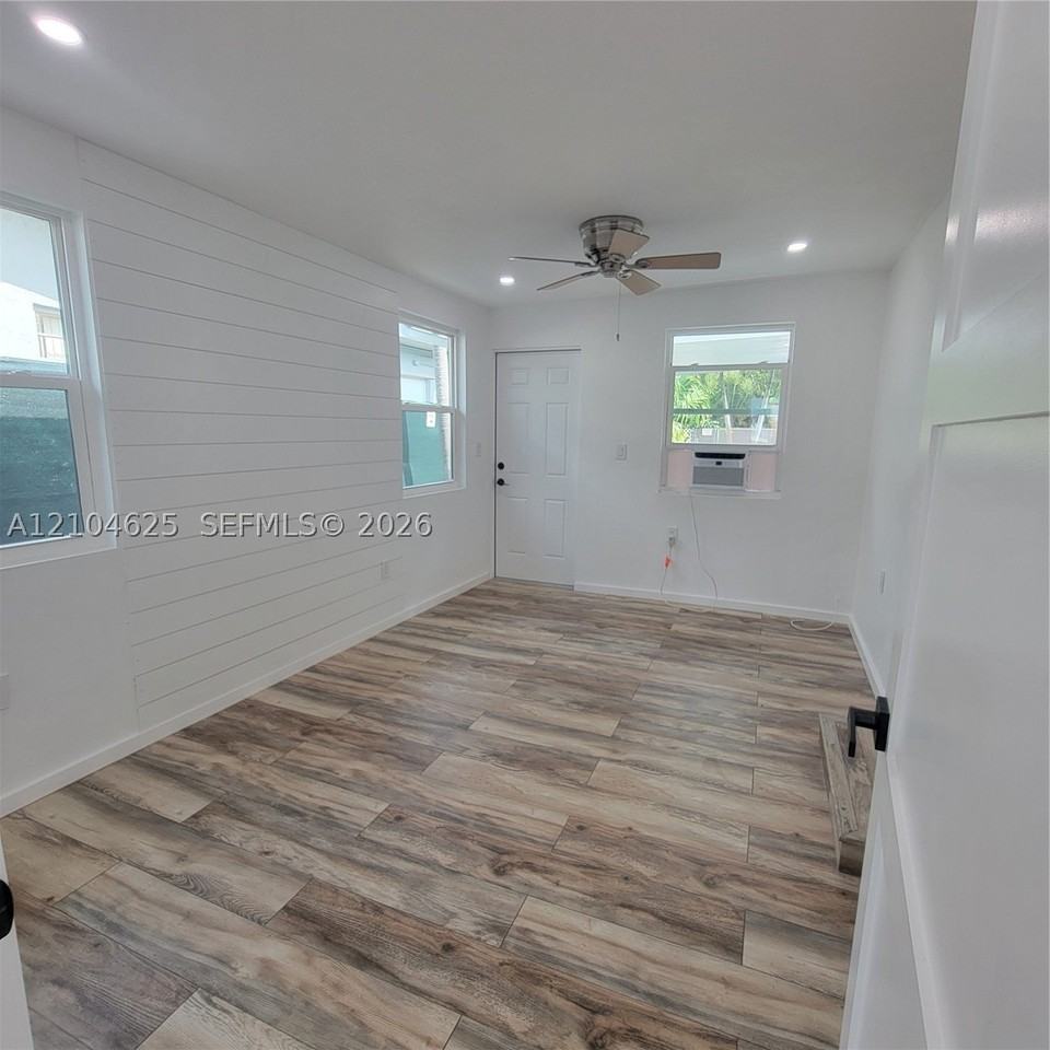 1039 W 23rd St - Photo 5 of 25