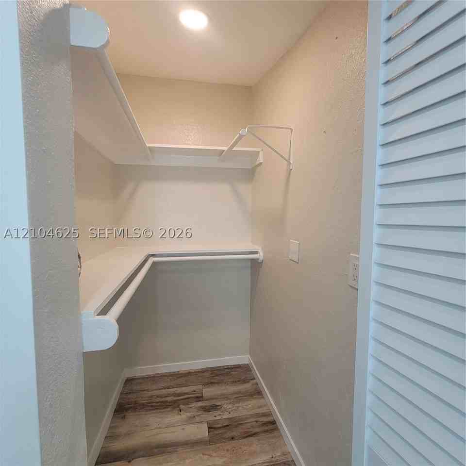 1039 W 23rd St - Photo 6 of 25