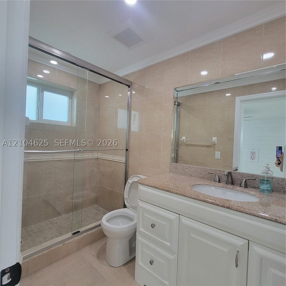 1039 W 23rd St - Photo 7 of 25