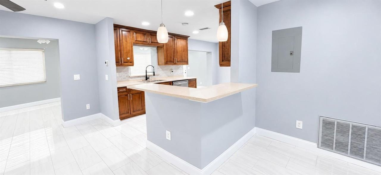 22199 Sw 59th Ave - Photo 2 of 8