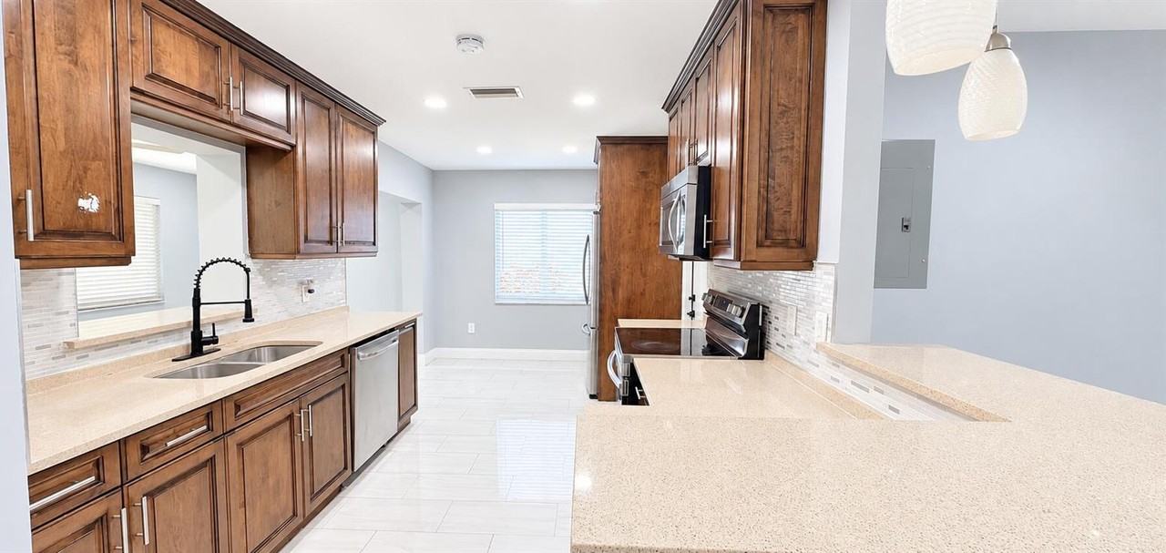 22199 Sw 59th Ave - Photo 3 of 8