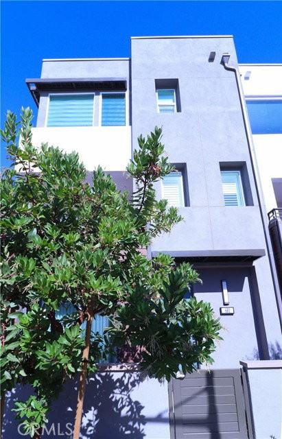 681 S Lyon St - Photo 2 of 8