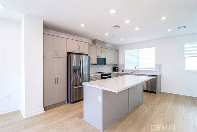 681 S Lyon St - Photo 3 of 8
