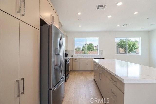 681 S Lyon St - Photo 5 of 8