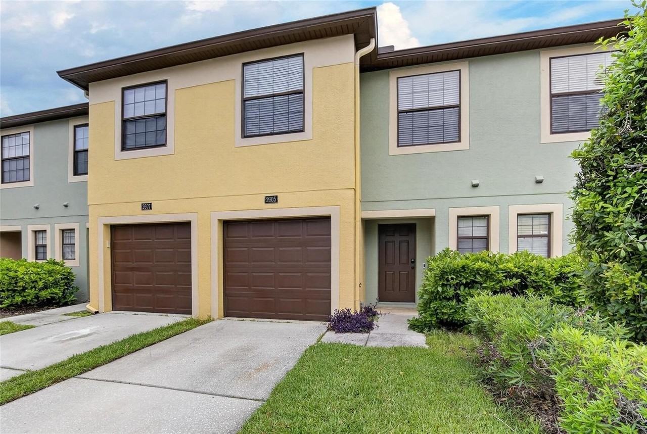 2605 Oleander Lakes Dr - Photo 2 of 50