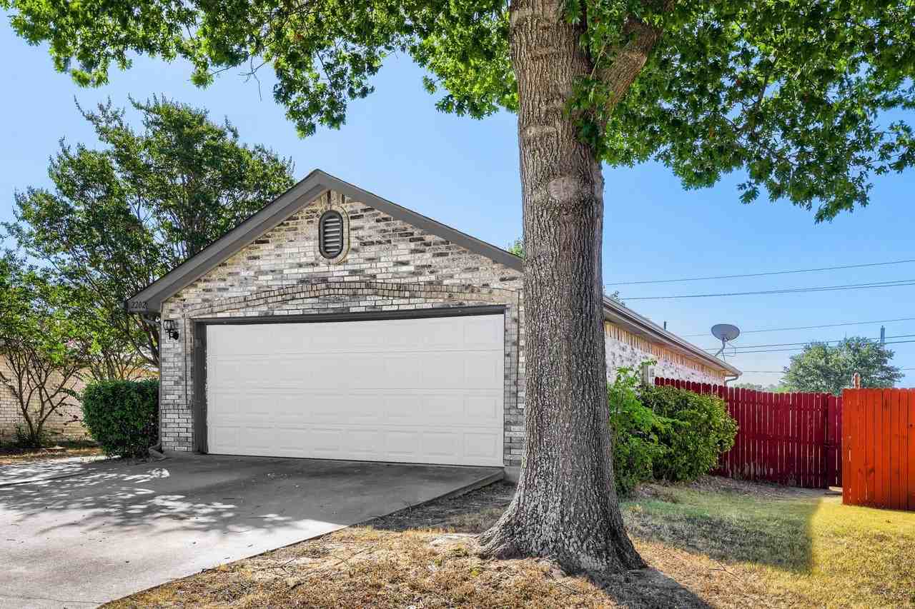 2202 Brookview Dr - Photo 2 of 40