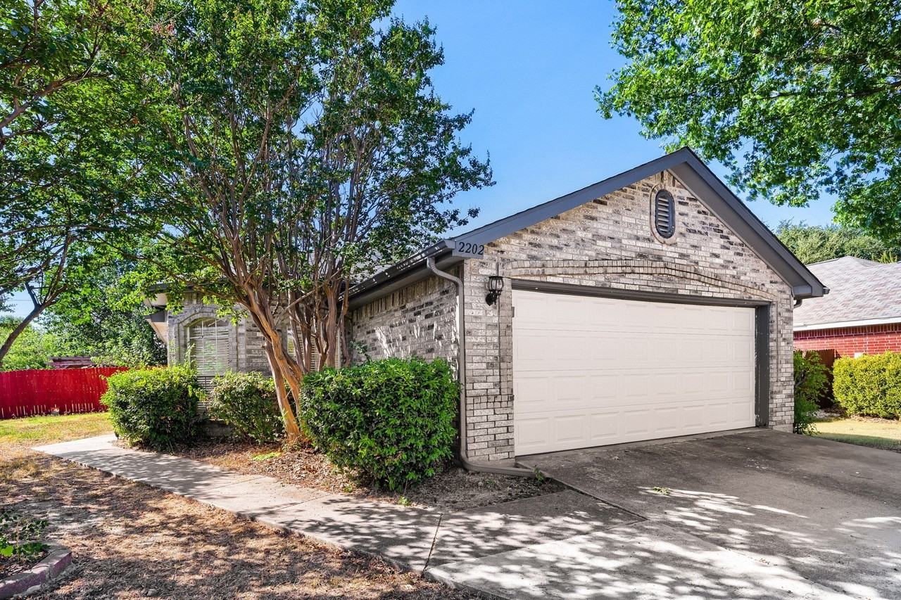 2202 Brookview Dr - Photo 4 of 40