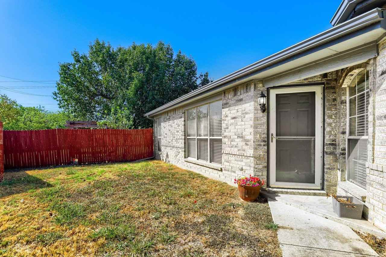 2202 Brookview Dr - Photo 5 of 40