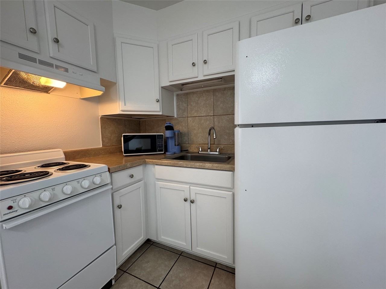 1415 Sewell St #2 - Photo 5 of 9