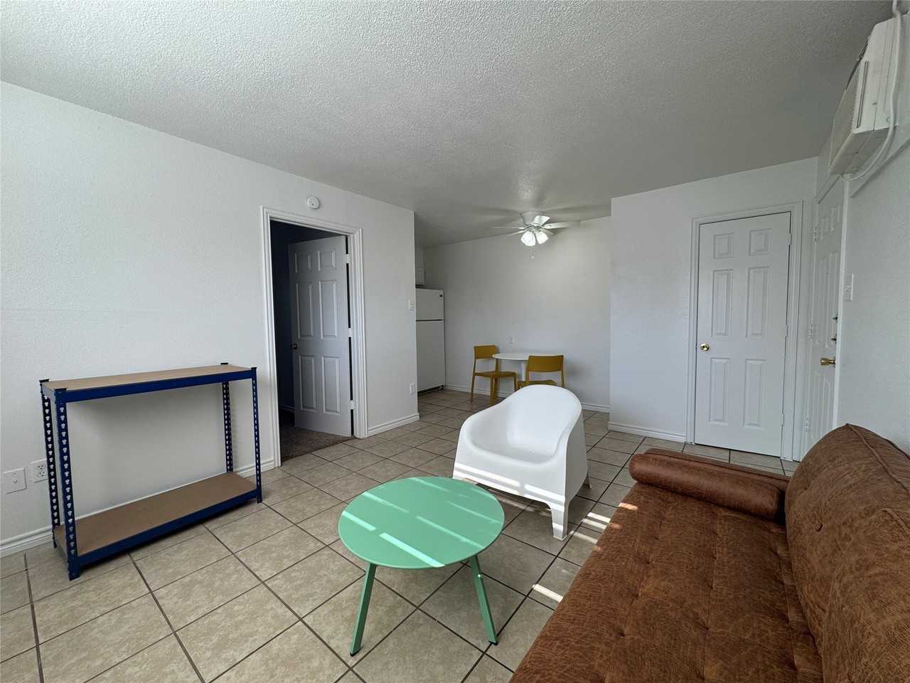 1415 Sewell St #19 - Photo 3 of 9
