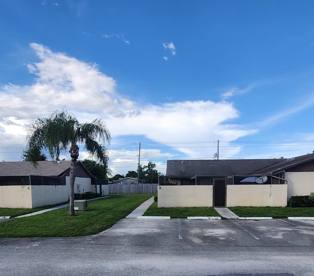 4814 Sunny Palm Cir #B - Photo 2 of 25