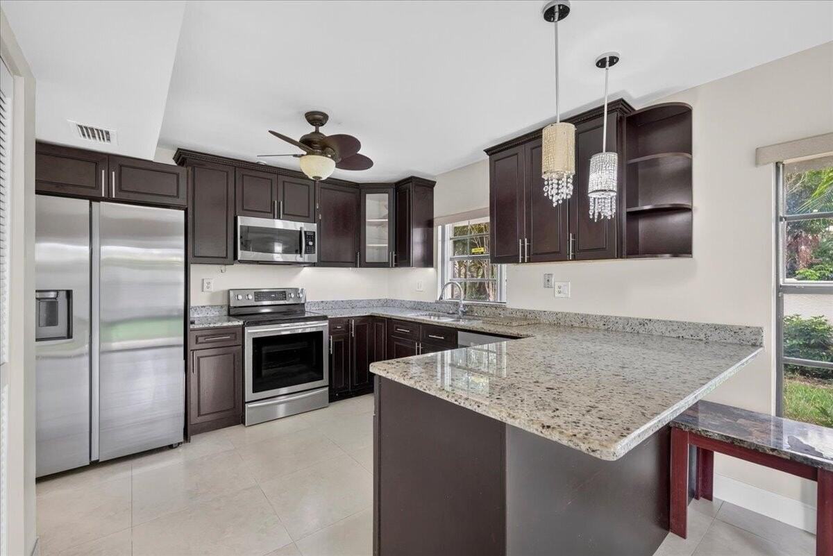572 Sw 28th Ave - Photo 2 of 32