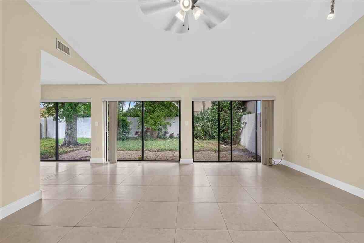 572 Sw 28th Ave - Photo 3 of 32