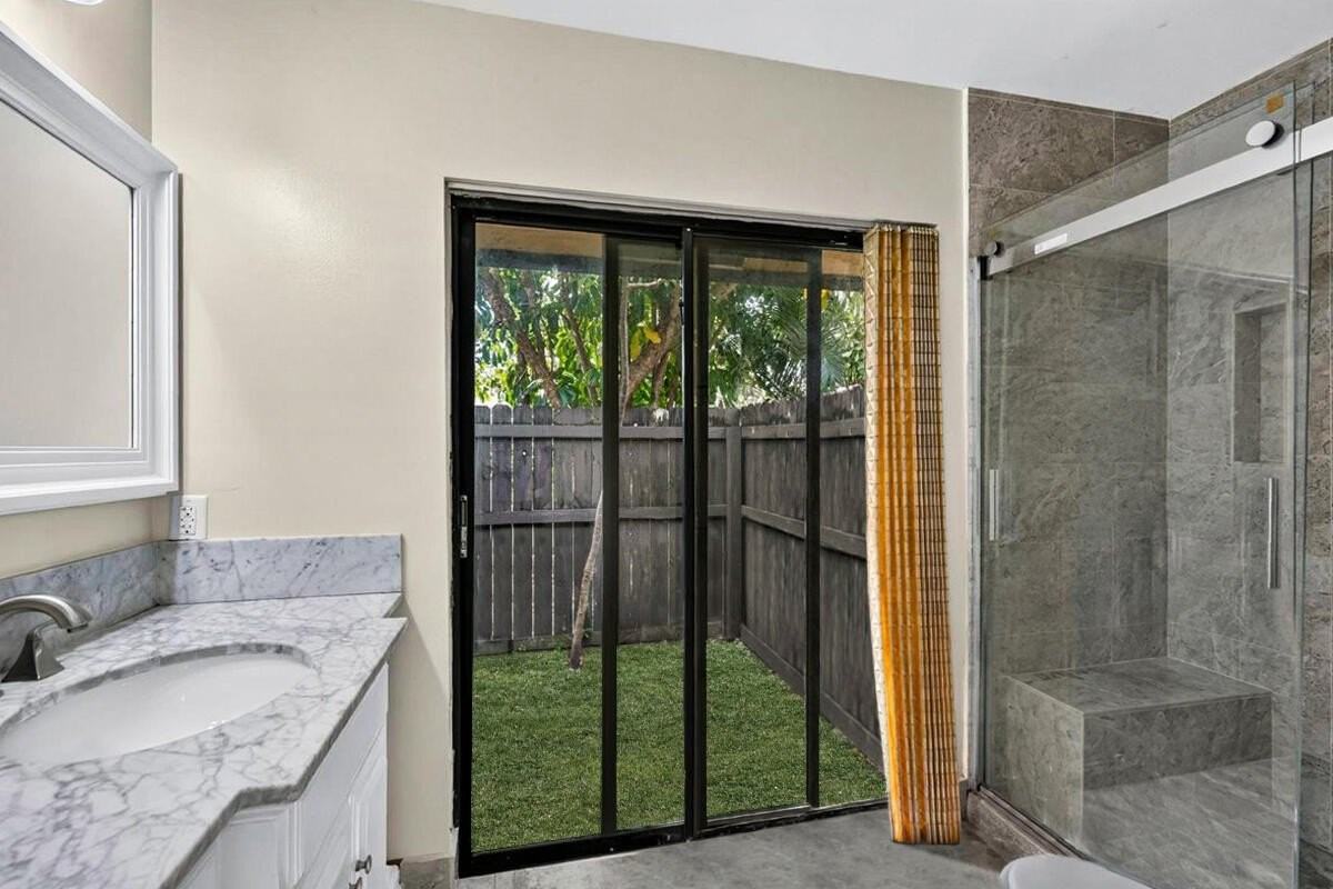 572 Sw 28th Ave - Photo 4 of 32