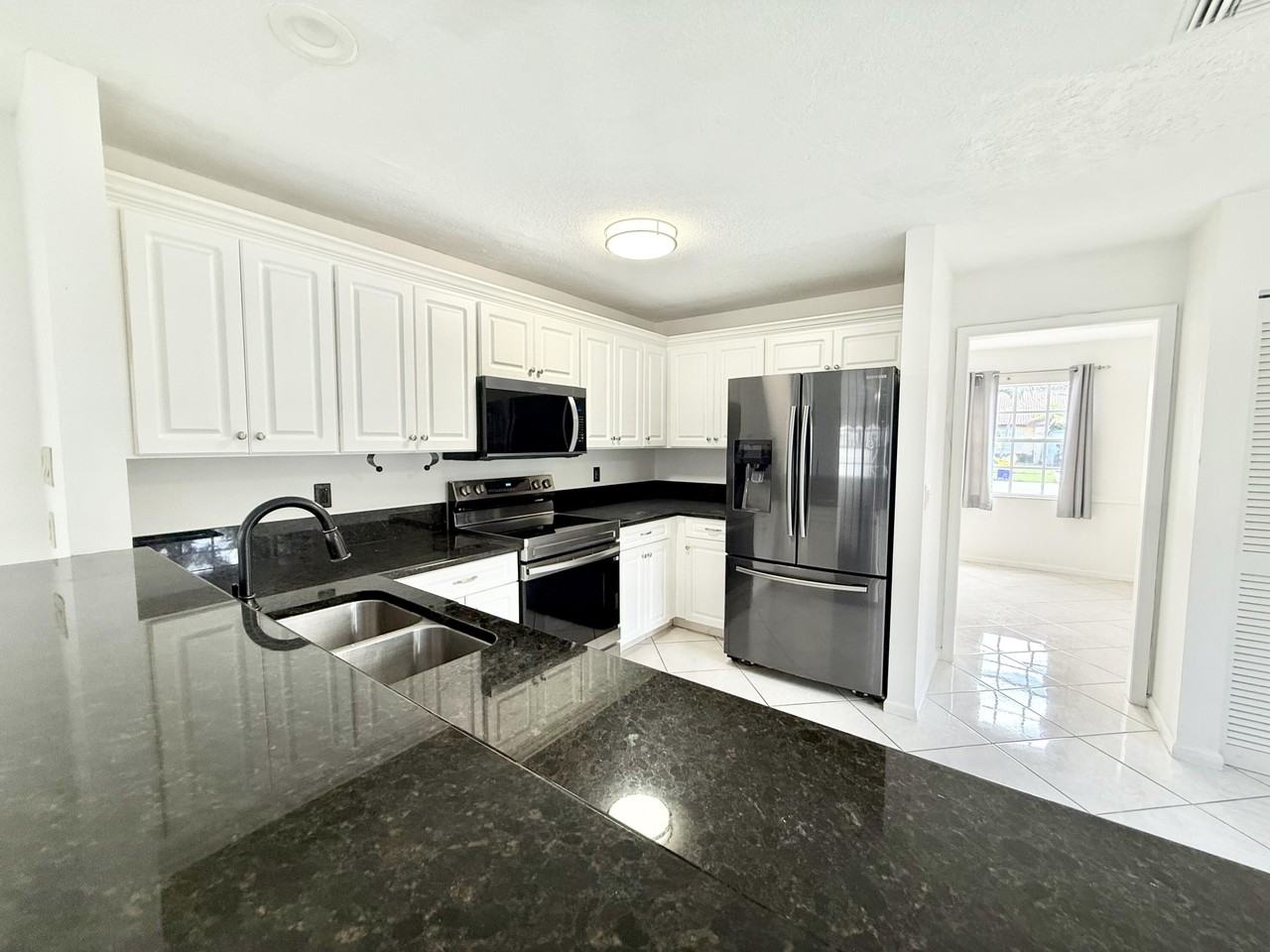 10579 Pebble Cove Ln - Photo 4 of 38