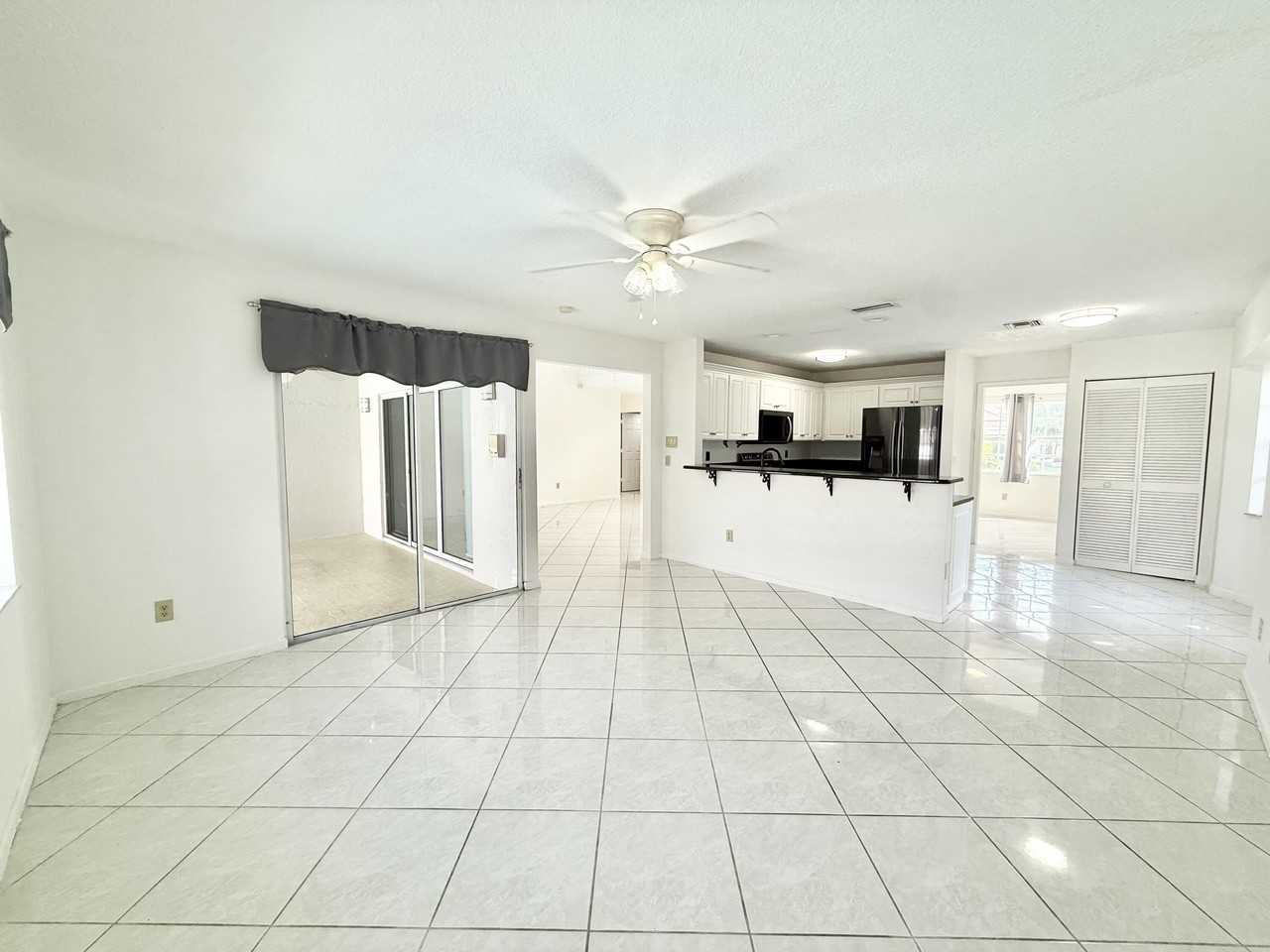 10579 Pebble Cove Ln - Photo 5 of 38
