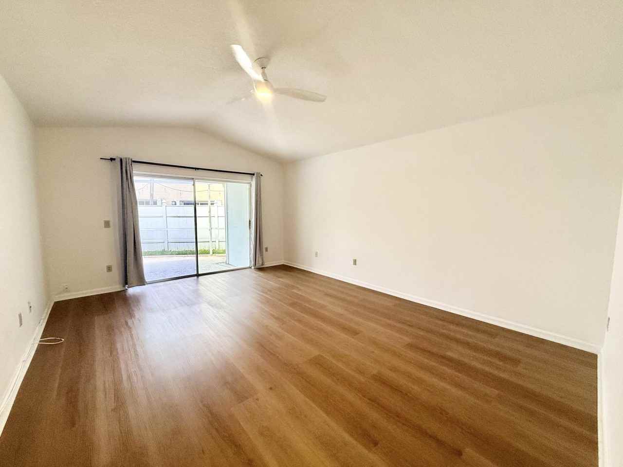 10579 Pebble Cove Ln - Photo 7 of 38