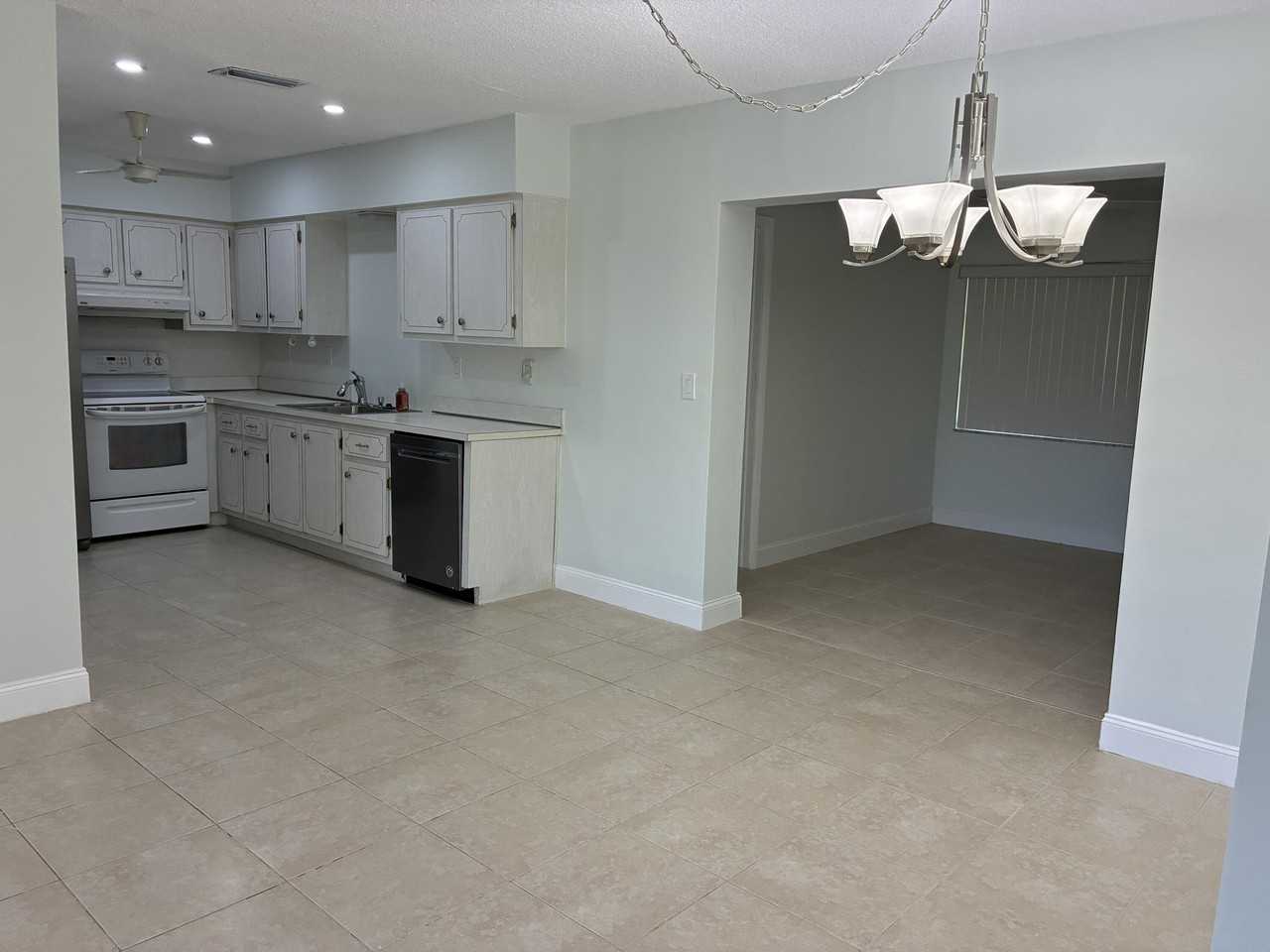 9505 Nw 73rd St - Photo 4 of 16