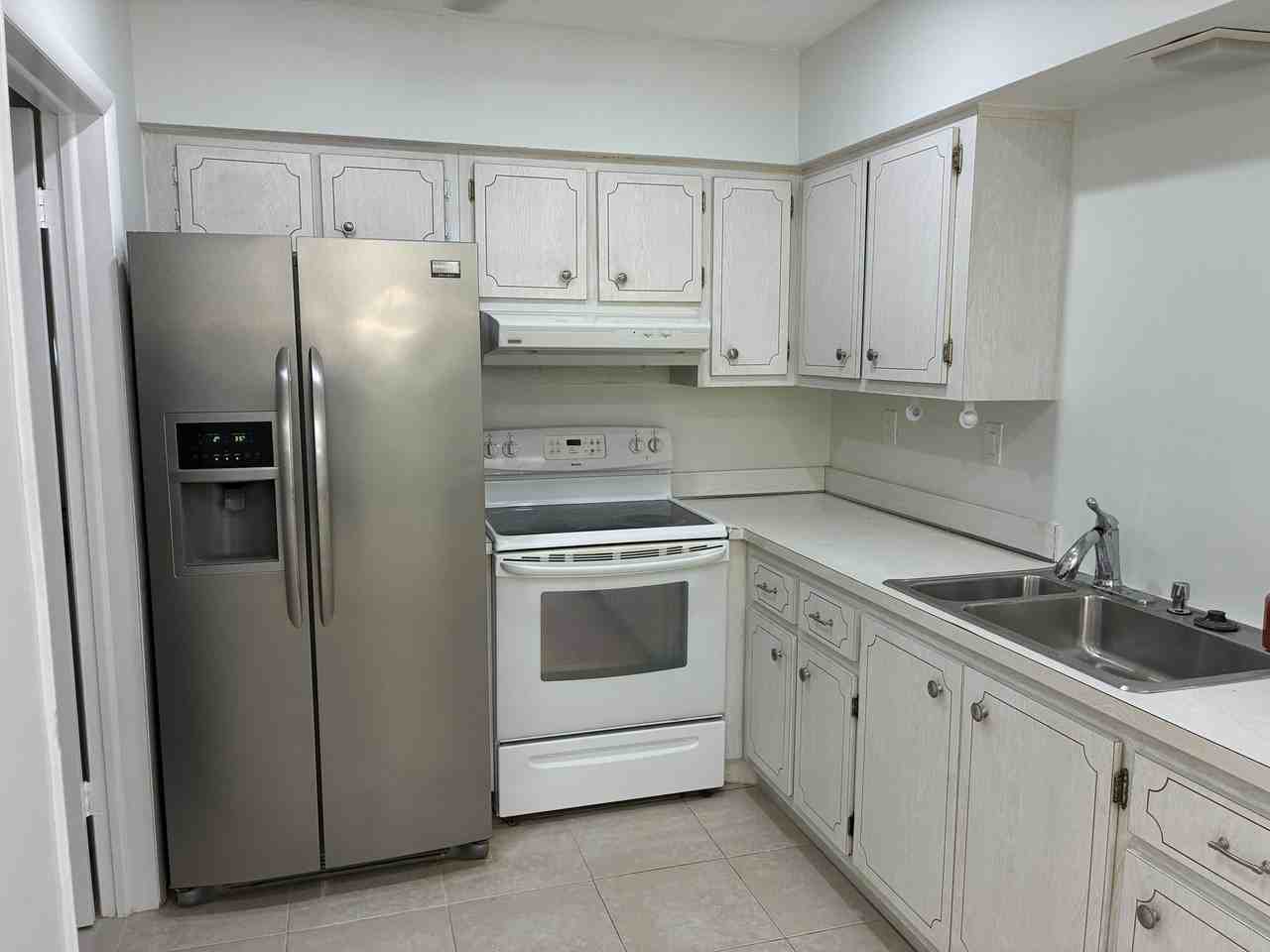 9505 Nw 73rd St - Photo 5 of 16